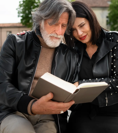 Casal de pastores lendo a Bíblia — Contabilidade para Igrejas Evangélicas em São Paulo